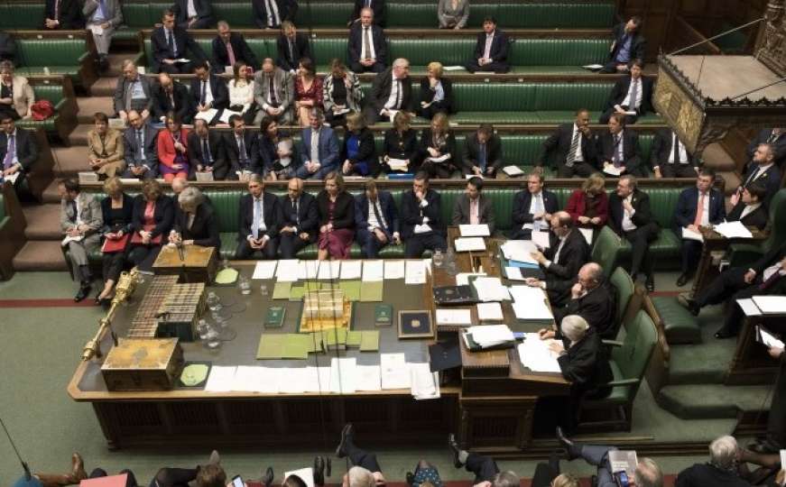 Britanski parlamentarci odbacili prijedlog o Brexitu